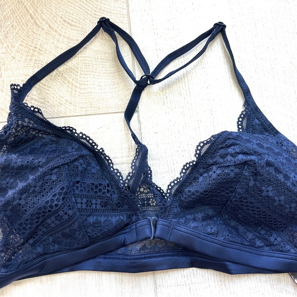 Victoria’s Secret Front Close Navy Lace Bralette. NWOT. Size: S - Picture 2 of 6